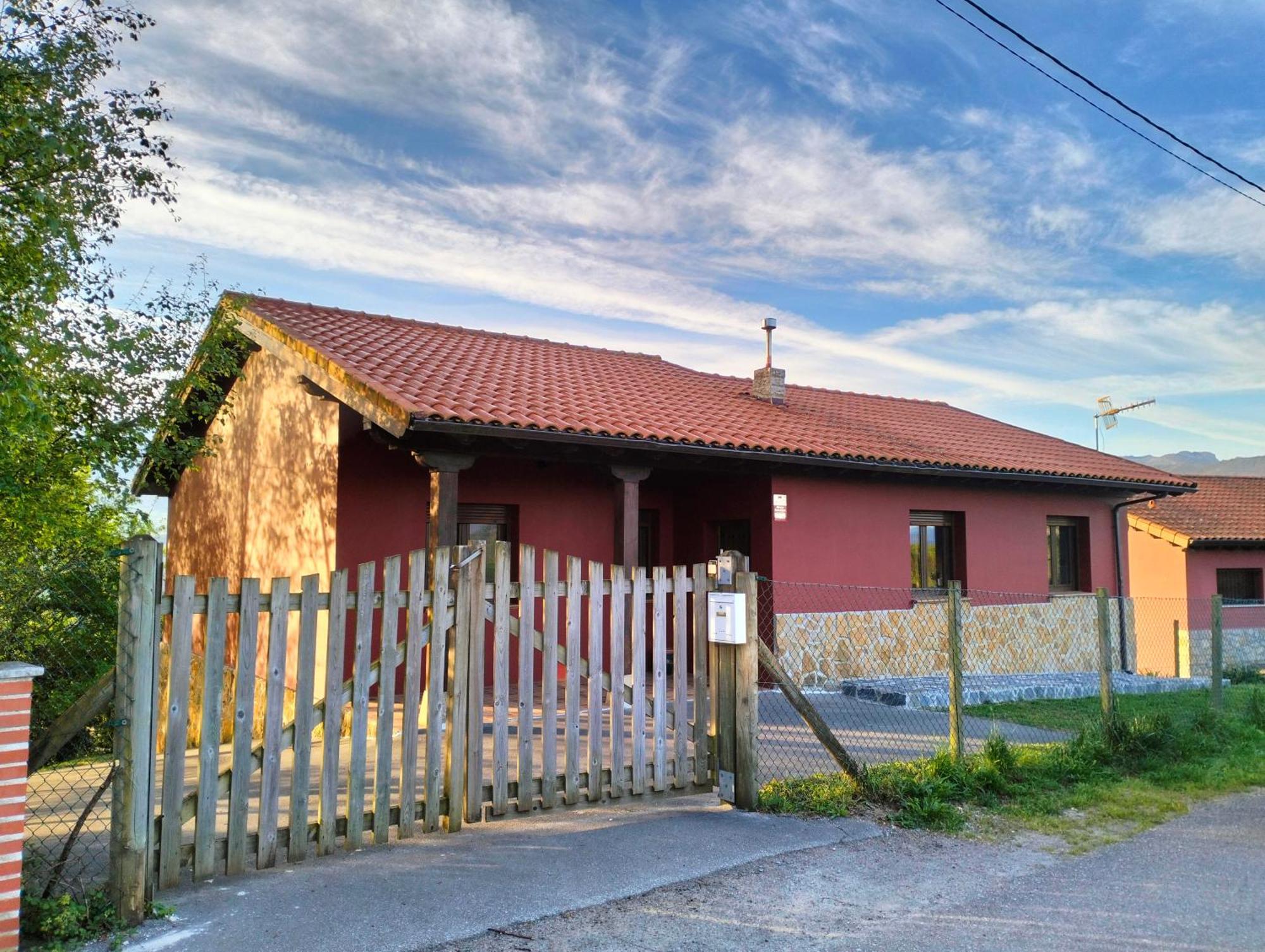 La Casa De Nuria Guest House Onís Eksteriør bilde